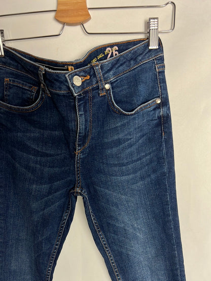 SH DENIM. Pantalón vaquero pitillo oscuro. T 26 (34)