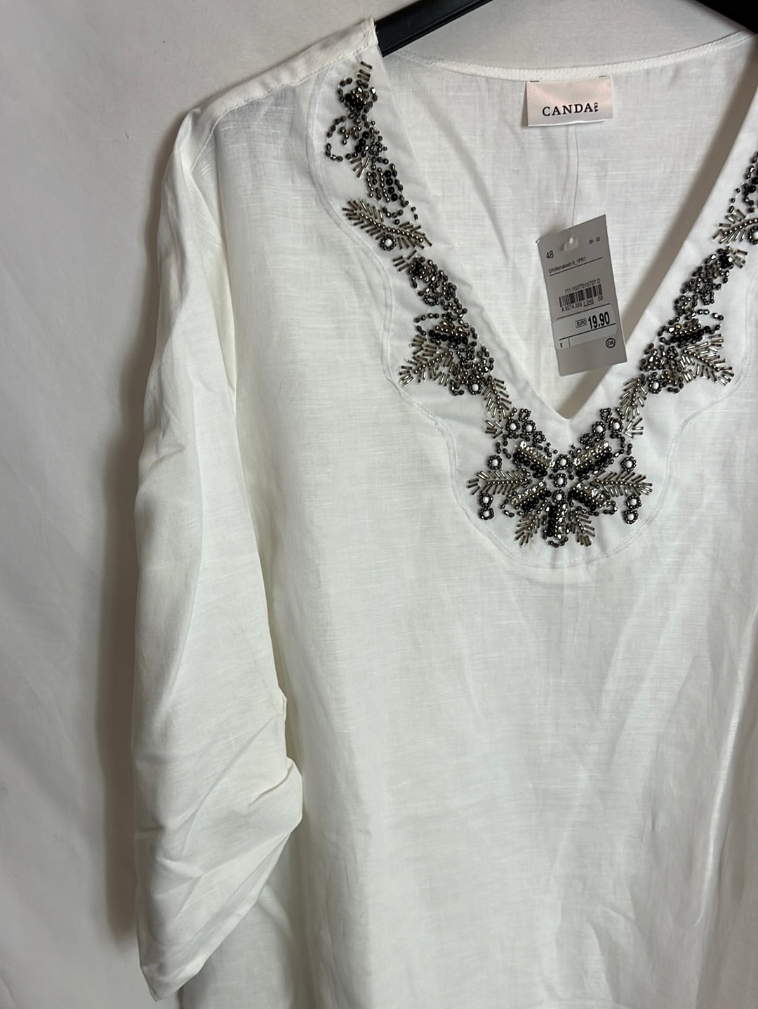 CANDA. Blusa blanca detalle abalorios cuello. T 48