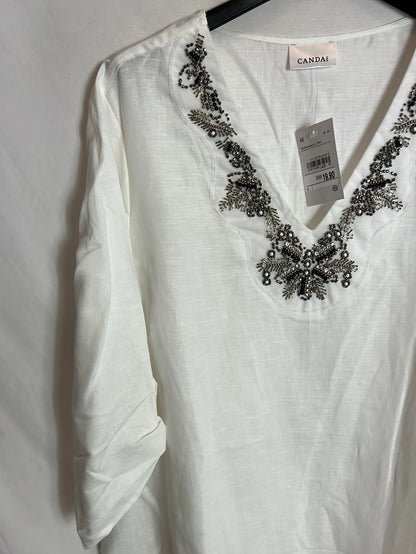 CANDA. Blusa blanca detalle abalorios cuello. T 48