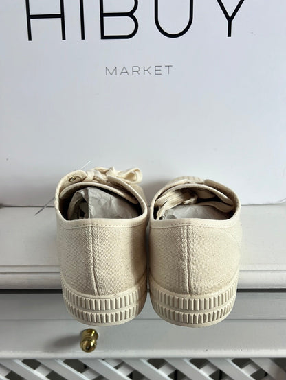 YERSE. Zapatillas beige cordones. T 38