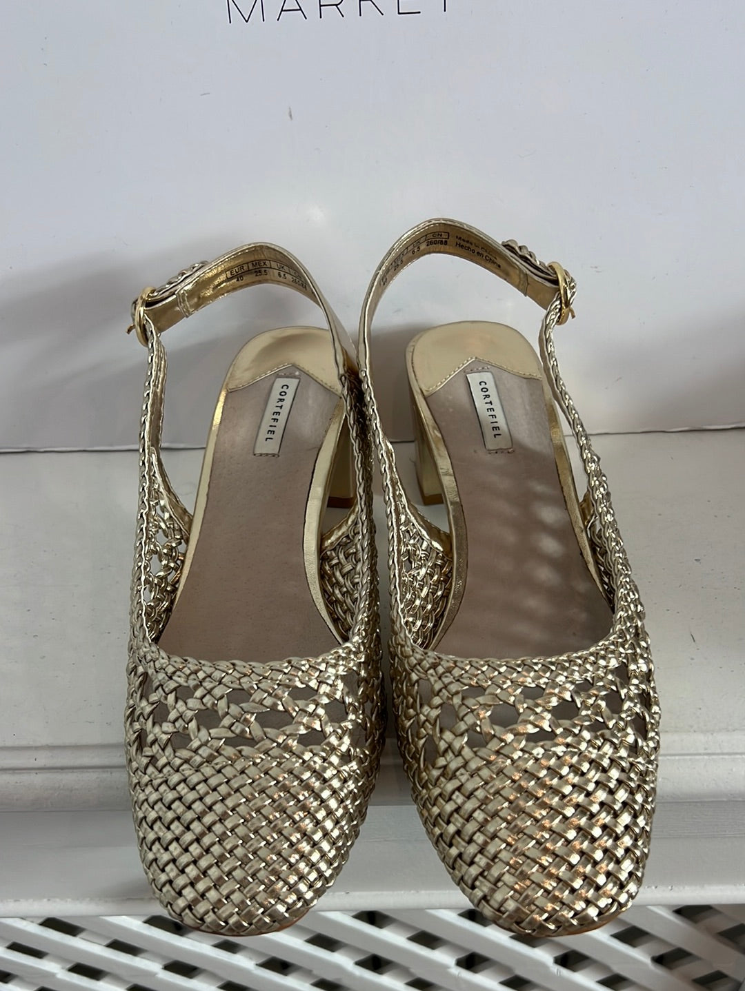 CORTEFIEL. Sandalias troqueladas doradas. T 40