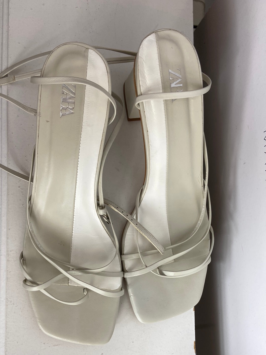 ZARA. Sandalias tacón trenzadas. T. 39