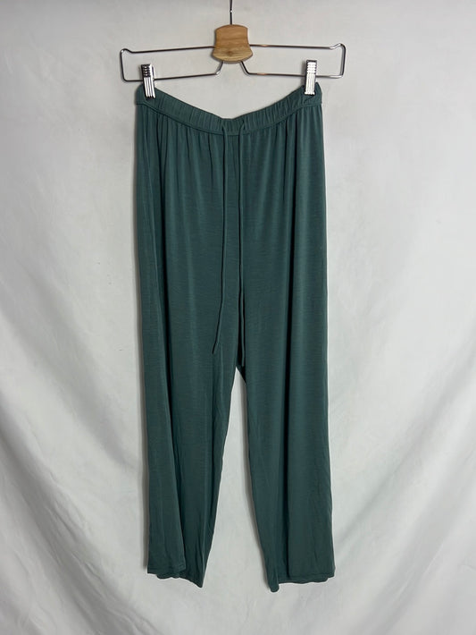 OYSHO. Pantalón culotte verde fluido. T S