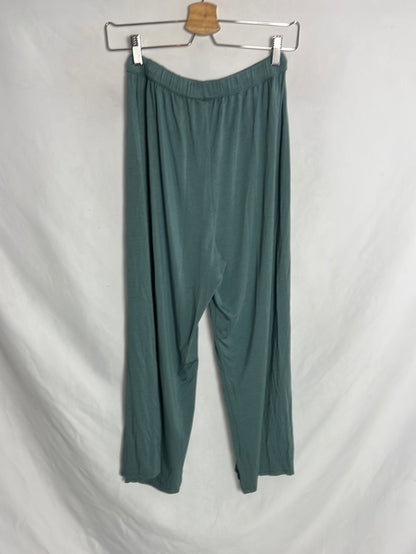OYSHO. Pantalón culotte verde fluido. T S