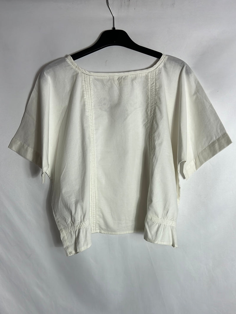BELLEROSE. Blusa blanca cortita detalle bordado. T 1 (S)