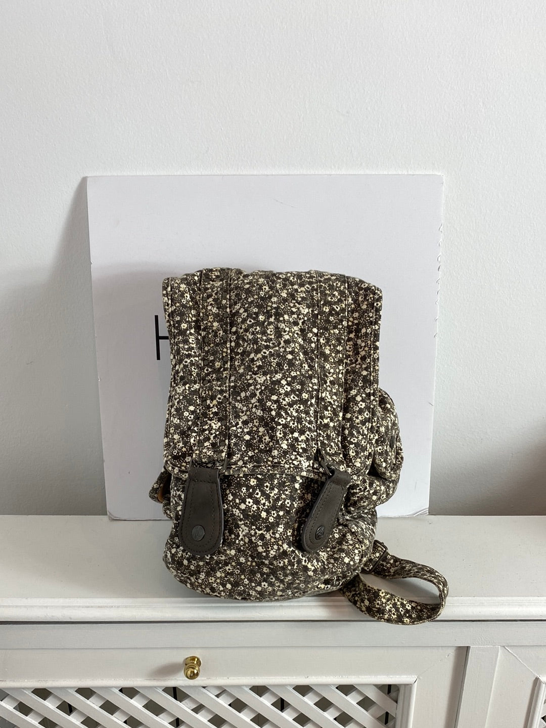 OTRAS. Mochilla marrón