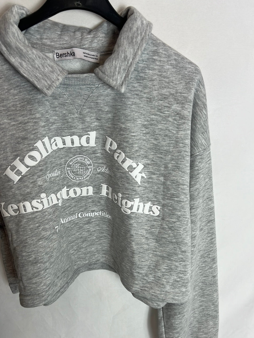 BERSHKA. Sudadera crop gris. T.M