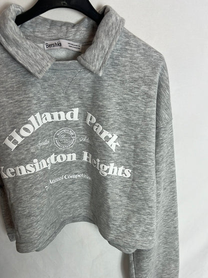 BERSHKA. Sudadera crop gris. T.M