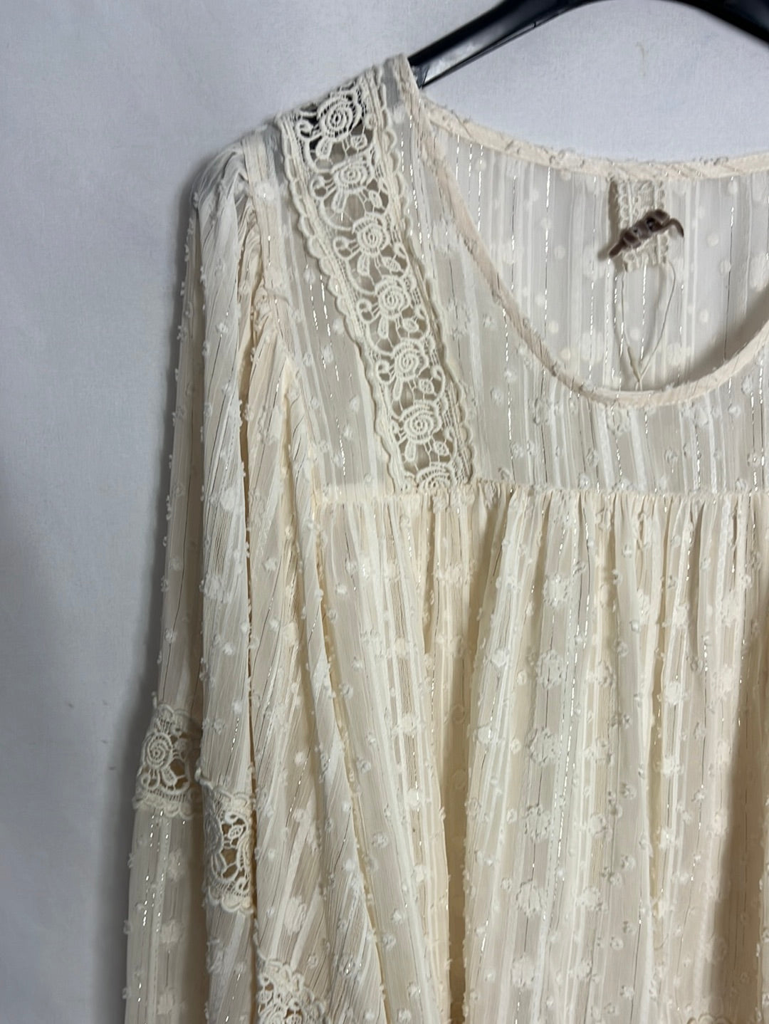 NEKANE. Blusa beige vaporosa crochet. T S