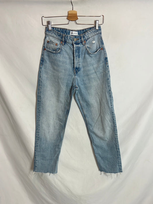 ZARA. Denim estilo mom fit abotonado. T 36