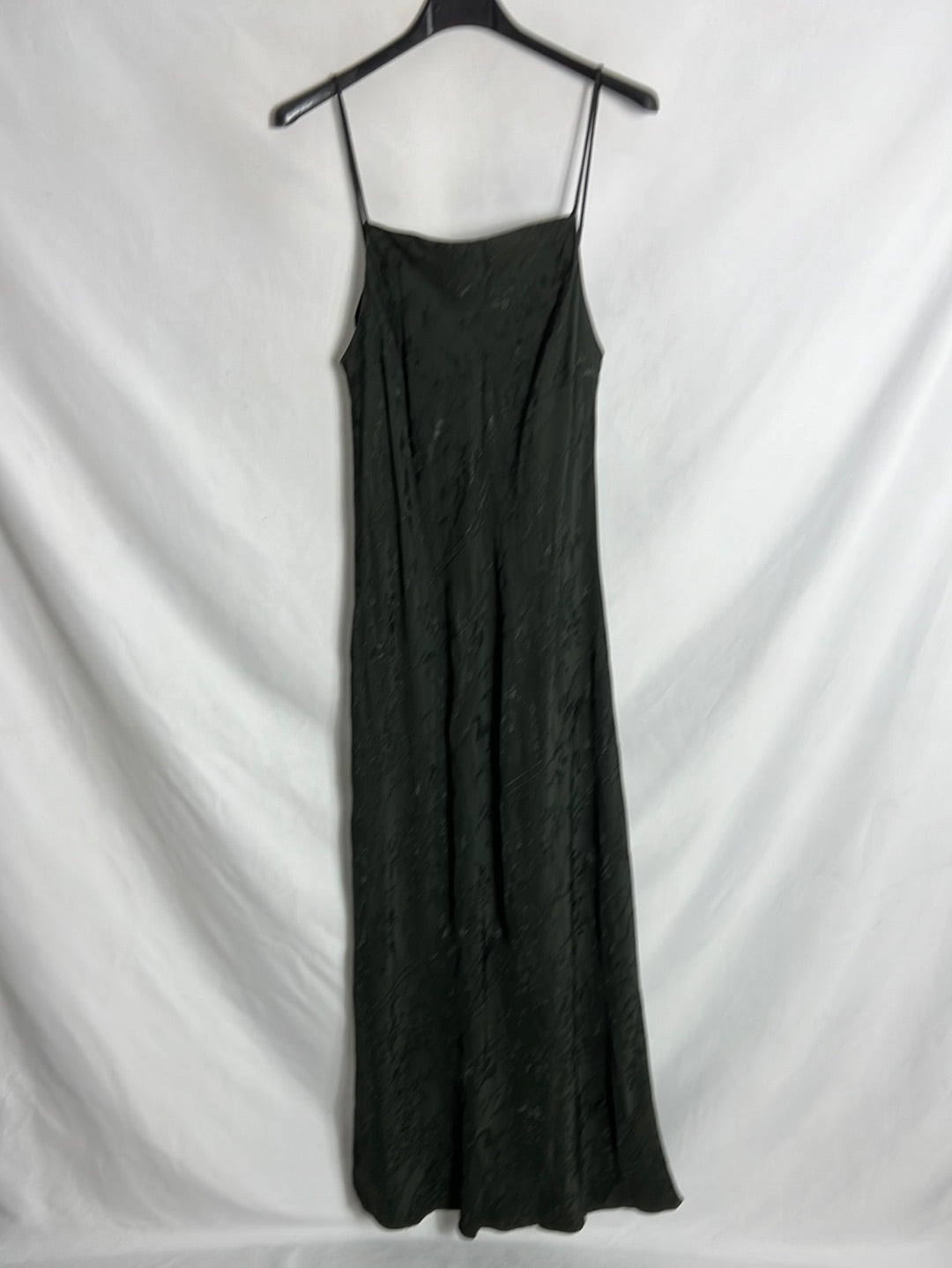 ZARA. Vestido largo verde oscuro satinado. T S