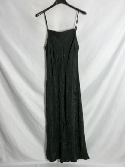ZARA. Vestido largo verde oscuro satinado. T S