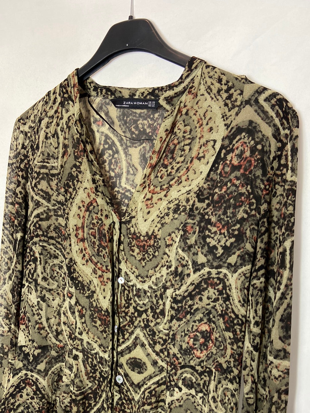 ZARA. Blusa estampada abotonada. T.XS