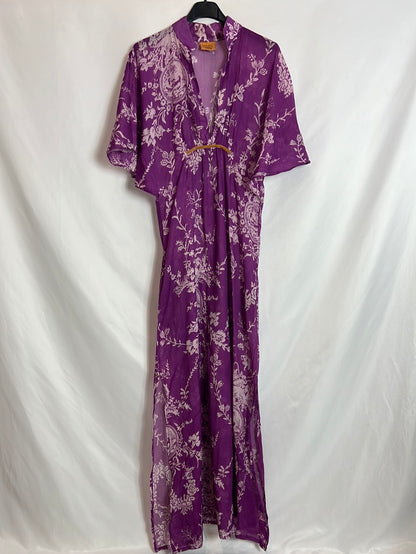 LCDA. Vestido largo morado estampado. T S