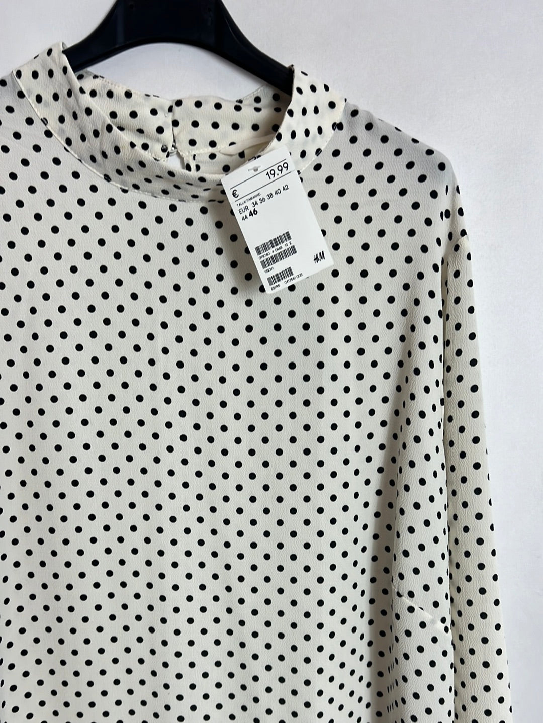 H&amp;M. White blouse with black polka dots. Size 46