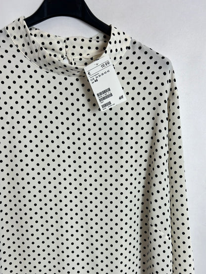 H&amp;M. White blouse with black polka dots. Size 46