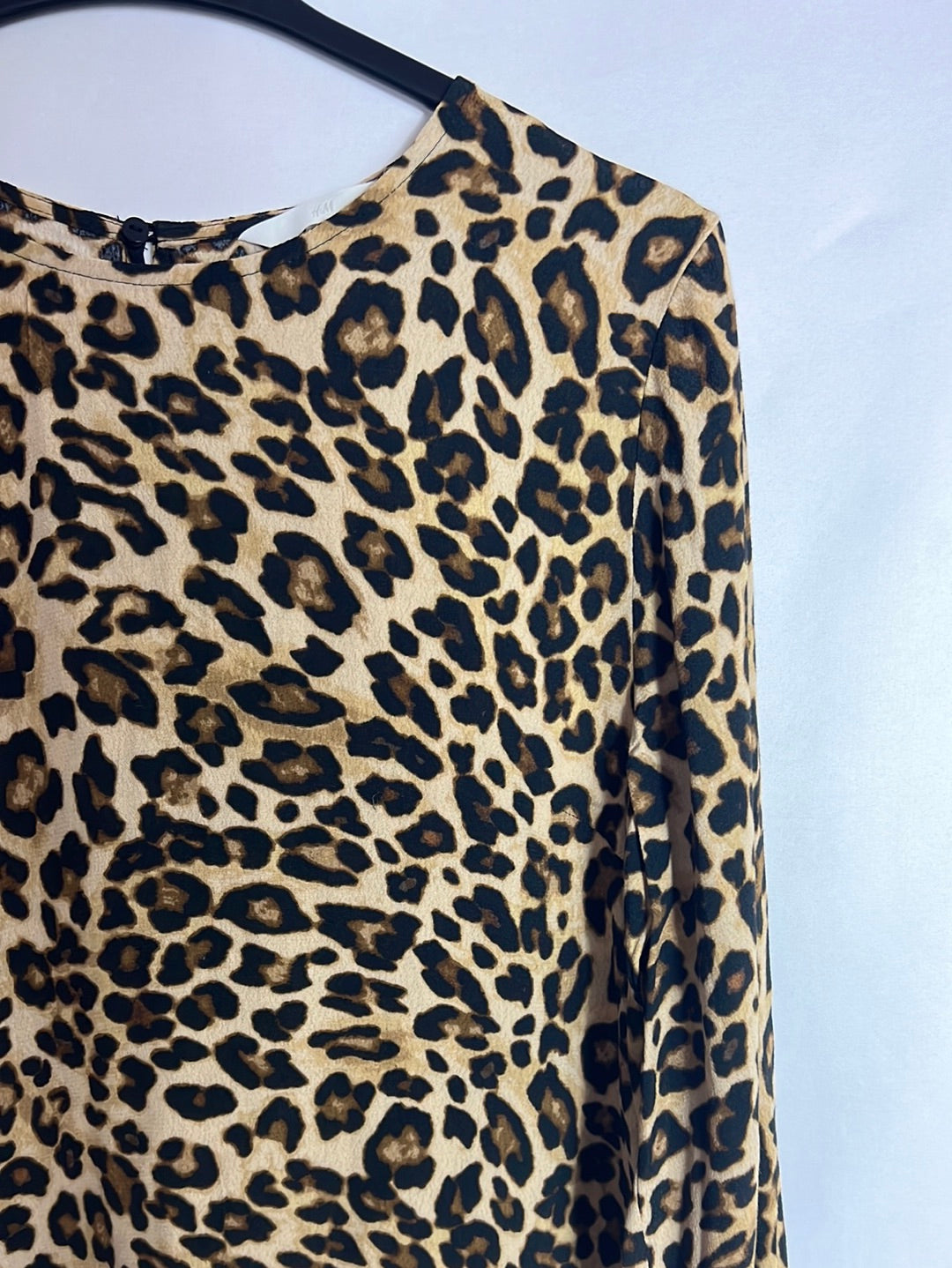 H&M . Blusa fluida animal print. T 36