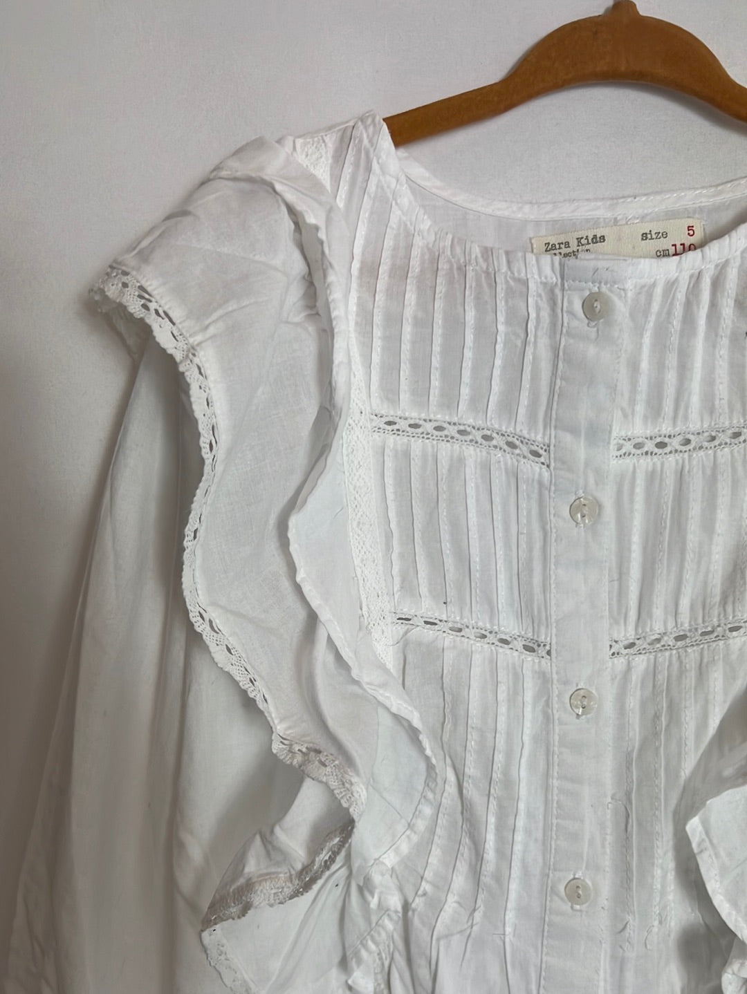 ZARA. White ruffled girls' blouse. Size 5 years