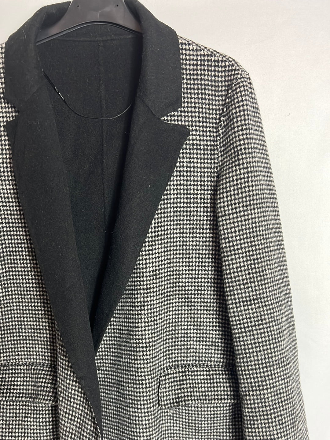 ZARA. Abrigo largo pata de gallo gris y negro. T S