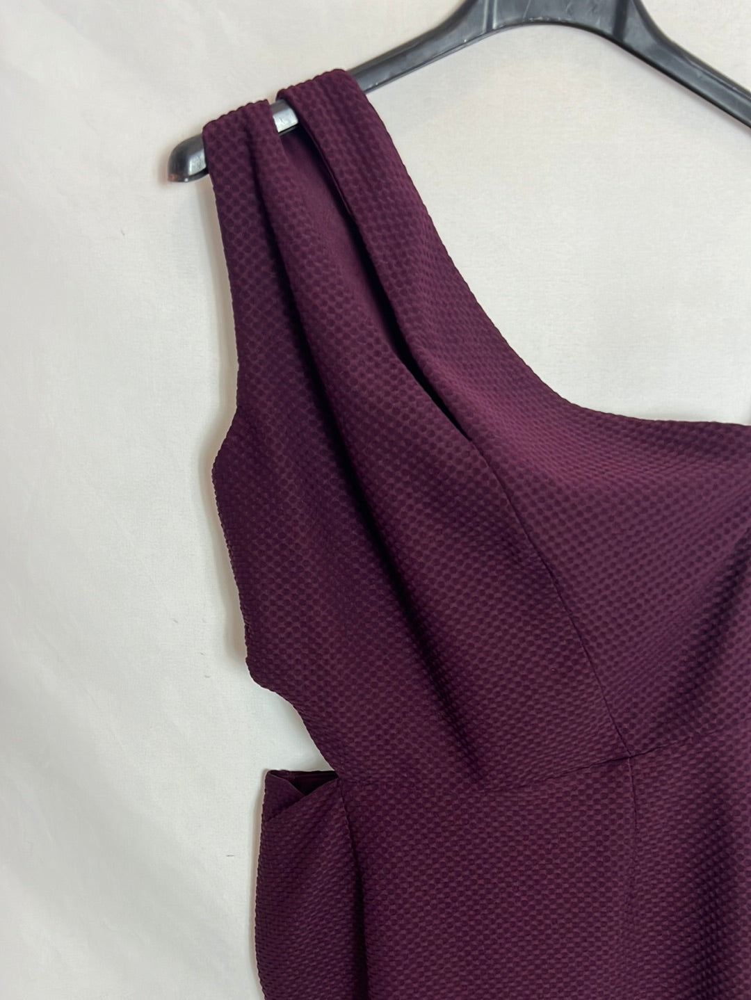 ASOS. Vestido midi color berenjena aperturas. T 36