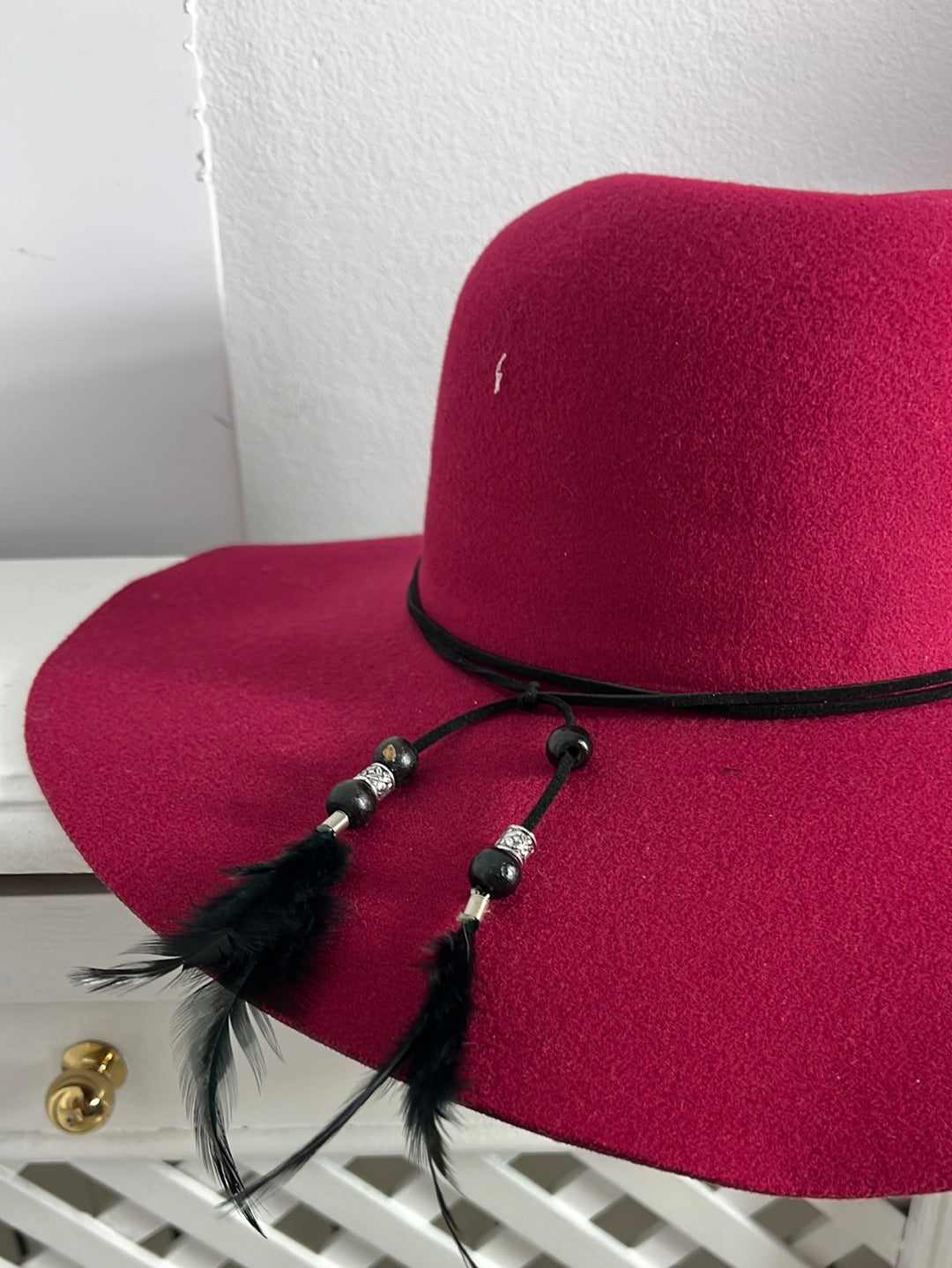 OTRAS. Sombrero burdeos detalle plumas. T 57