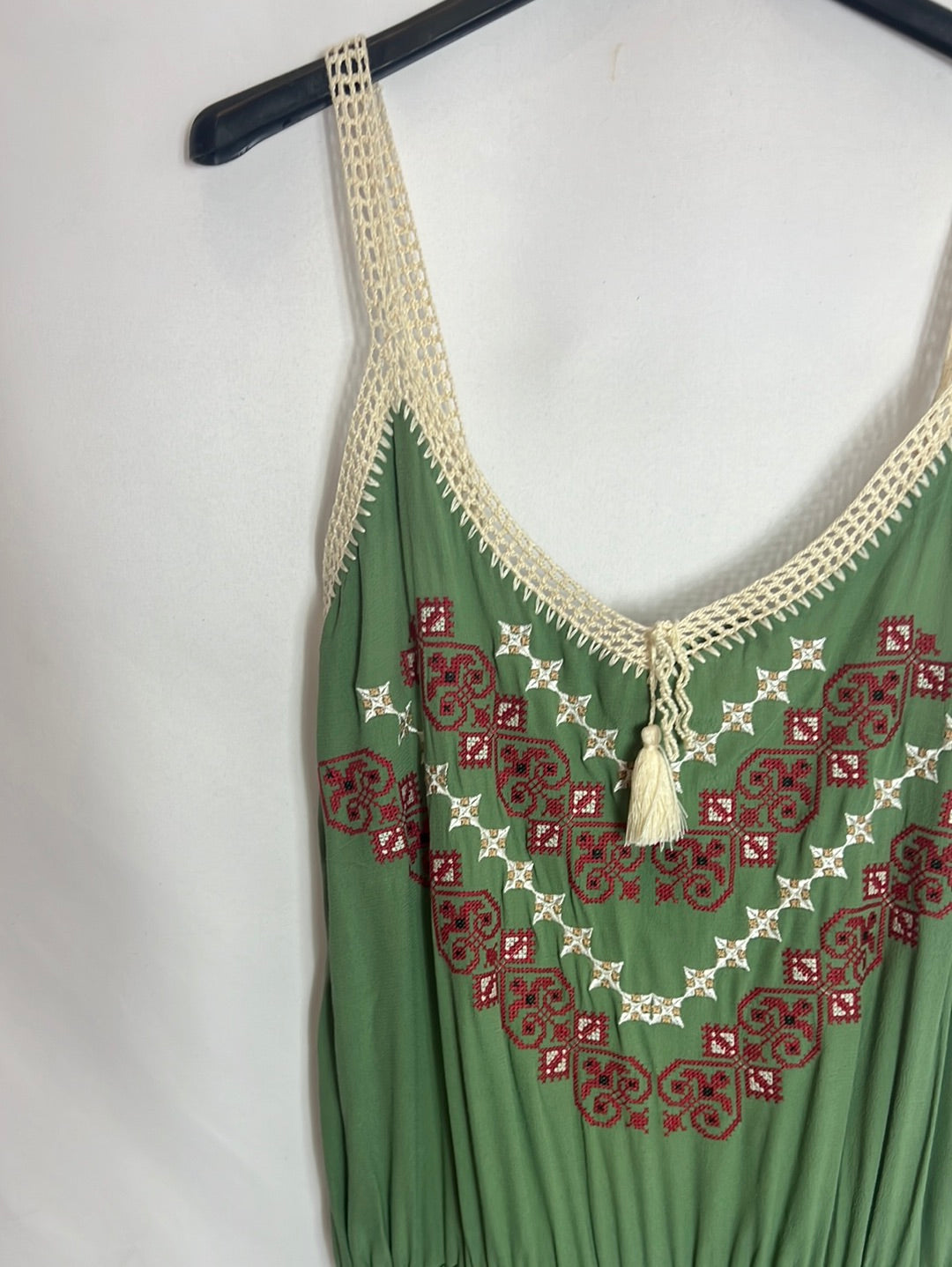 INTROPIA. Mono verde fluido detalle bordados. T 36