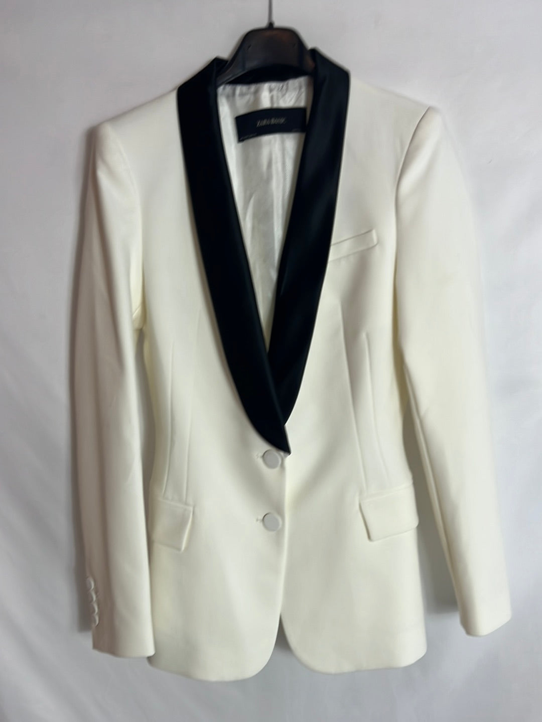 ZARA. Blazer blanca solapa negra. T S