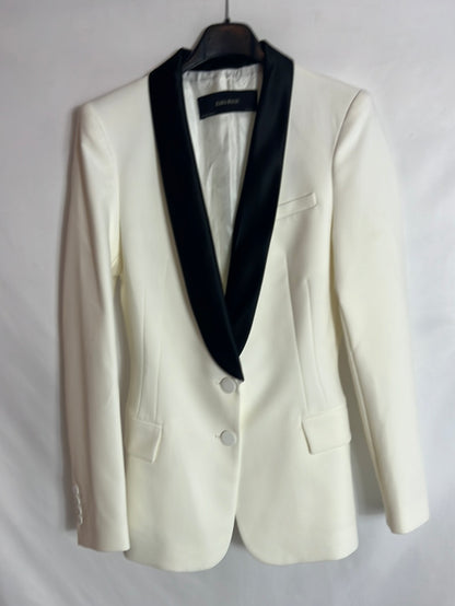 ZARA. Blazer blanca solapa negra. T S