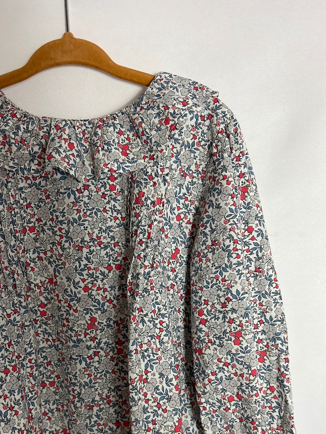 OTRAS. Blusa flores mini azules y rojas. T 6 años