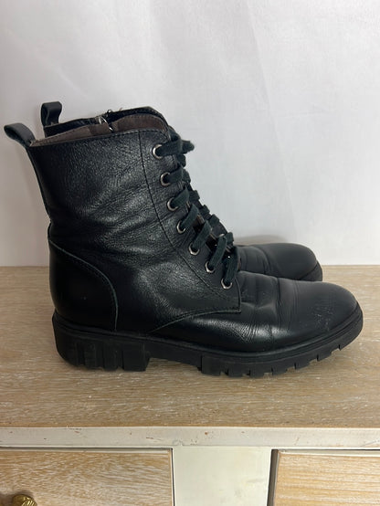 PATRICIA MILLER. Botines negros estilo militar. T 37