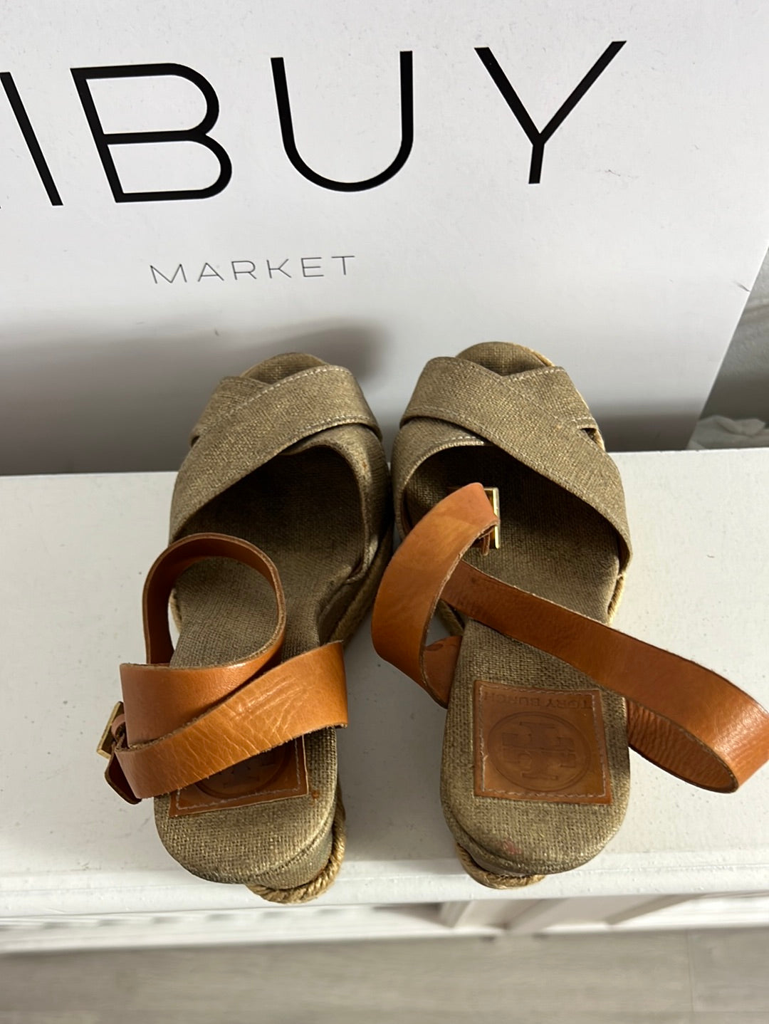 TORY BURCH. Cuñas tela tonos dorados. T 38