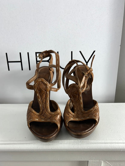 BOTTEGA VENETA. Sandalias marrones piel trenzada. T 37