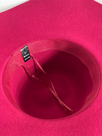 OTRAS. Sombrero burdeos detalle plumas. T 57