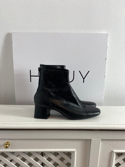 MANGO. Botines polipiel negros. T.38