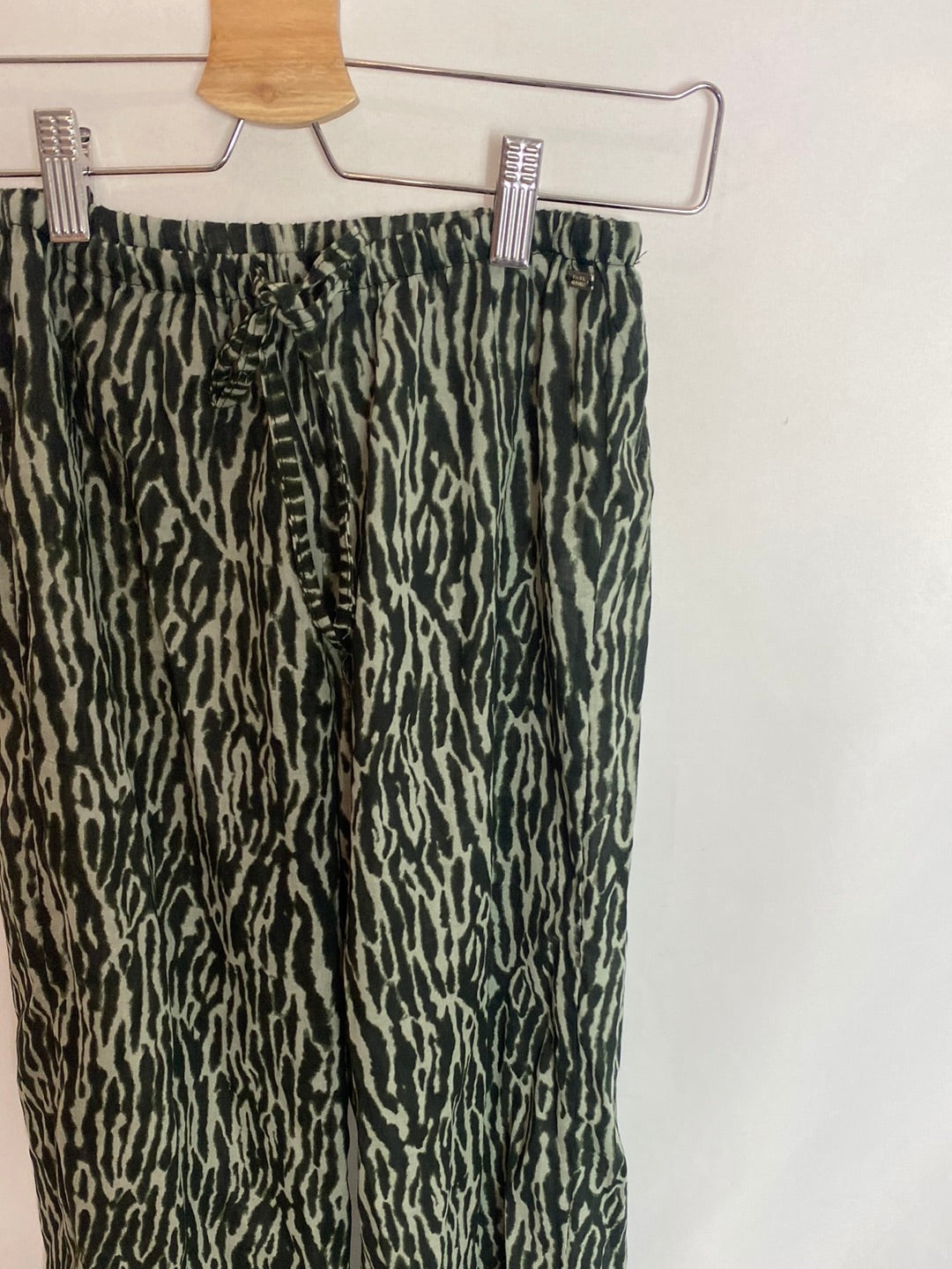 Pull&Bear. Pantalones estampados. T.XS