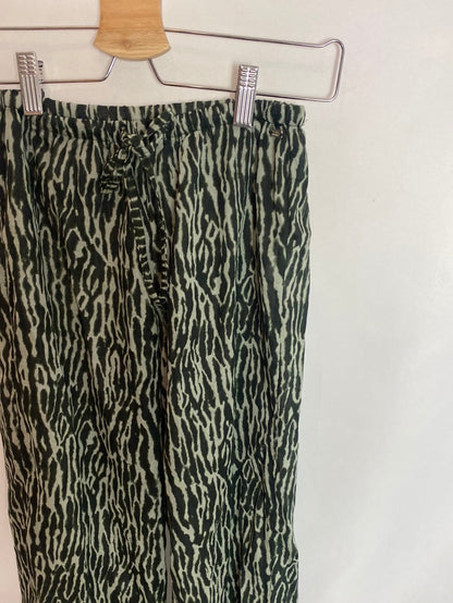Pull&Bear. Pantalones estampados. T.XS