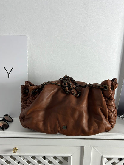 PURIFICACIÓN GARCIA. Bolso marrón piel guateado