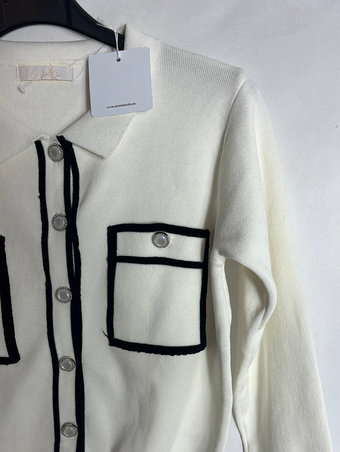 CARLOTA&amp;CO. White knit jacket with button detail. TM/L