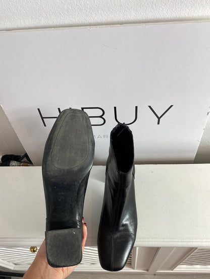 MANGO. Botines polipiel negros. T.38