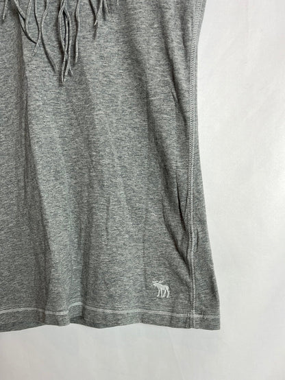ABERCROMBIE&FITCH. Camiseta ajustada gris flecos. T M