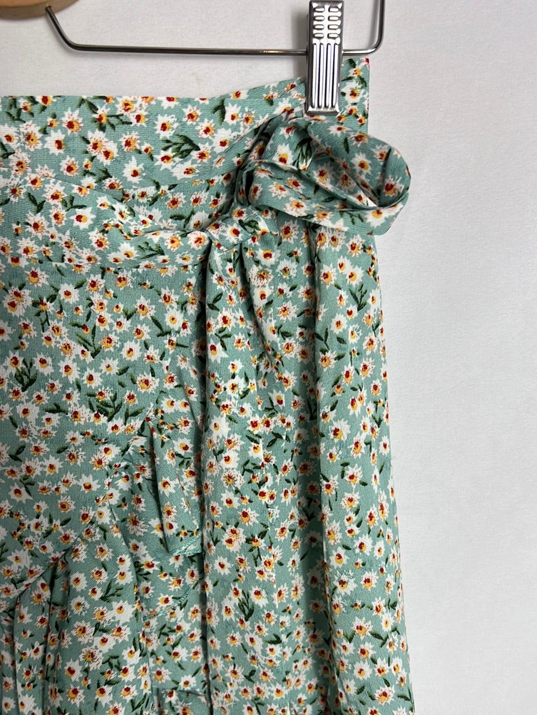 SHEIN. Falda corta cruzada flores. T S