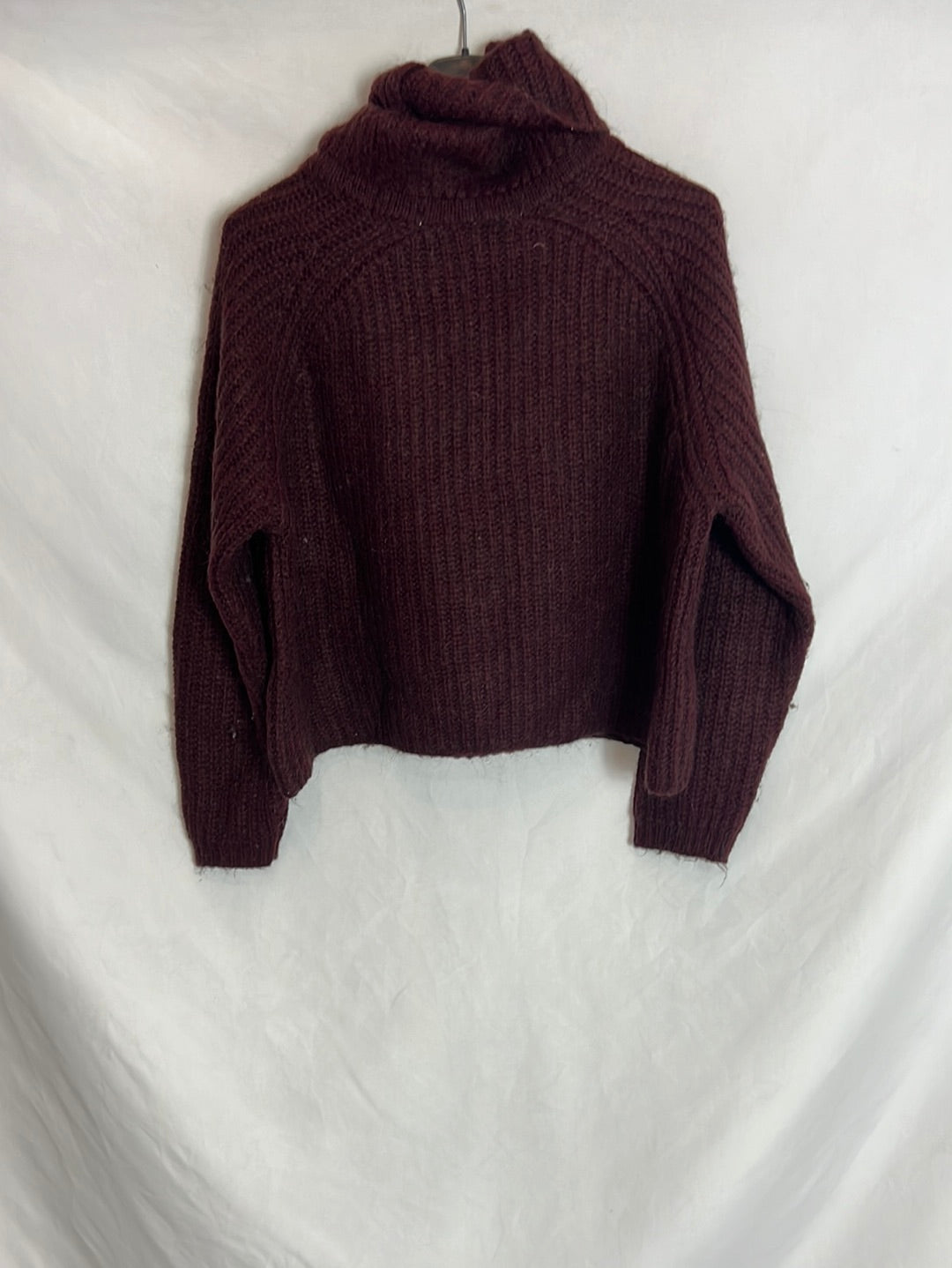 ZARA. Jersey burdeos cuello vuelto. T M