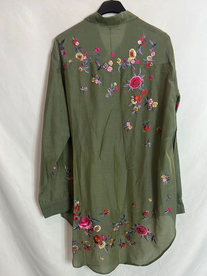 ZARA. Blusa verde fluida bordados. T L