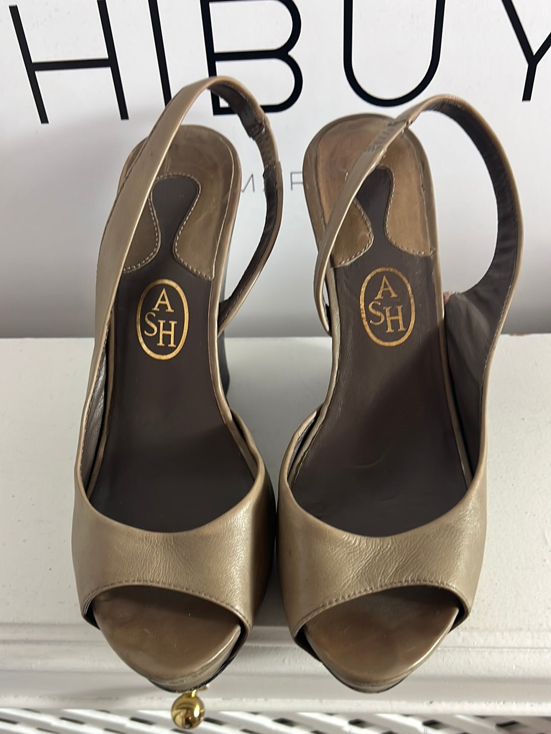 ASH. Cuñas piel marrón asimétricas. T 39