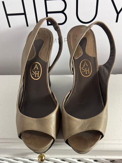 ASH. Cuñas piel marrón asimétricas. T 39