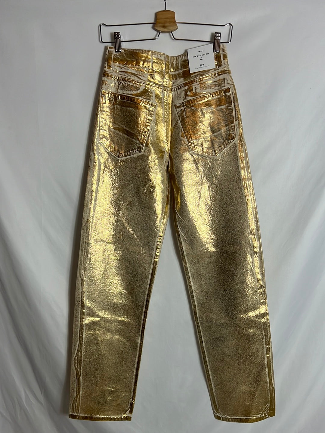 ZARA. Pantalón denim textura dorado. T 34