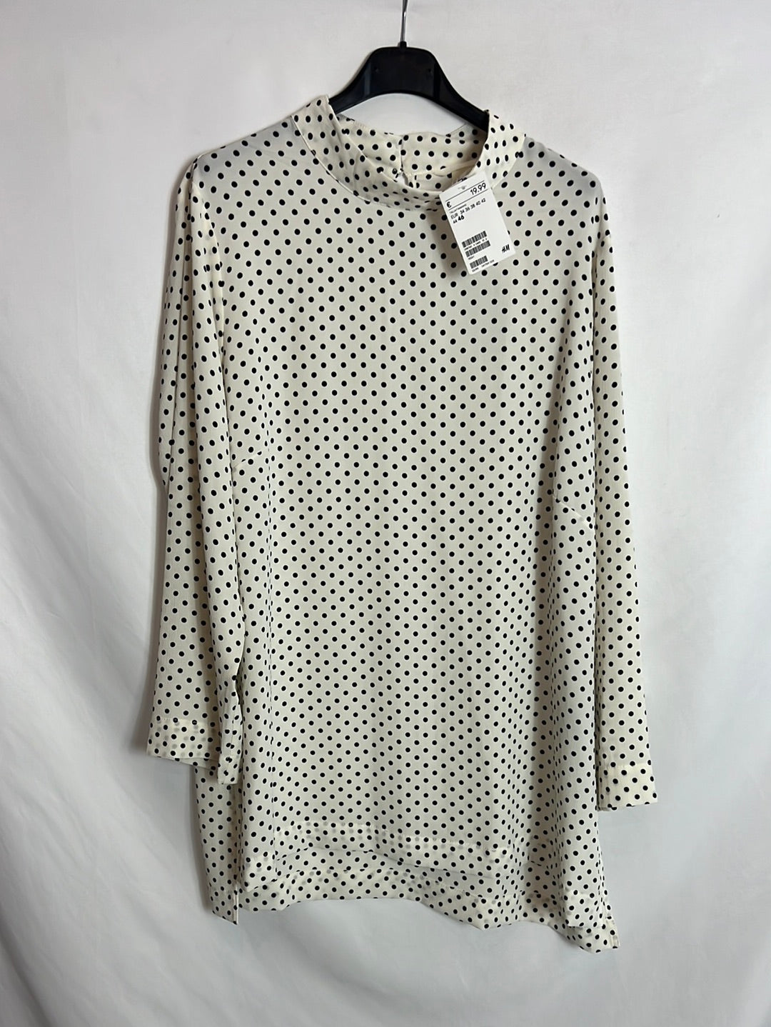 H&amp;M. White blouse with black polka dots. Size 46