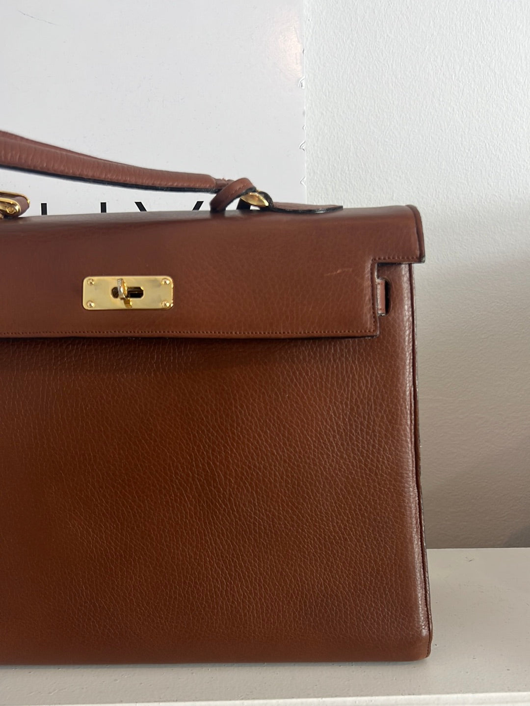 OTRAS. Bolso rígido marrón vintage.