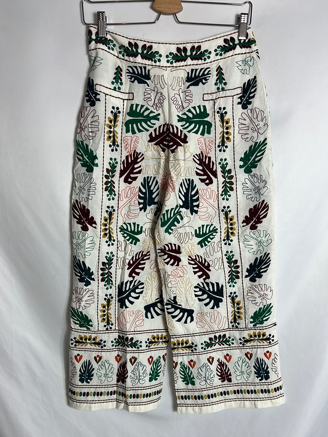ZARA. Pantalón blanco culotte bordados. T XS