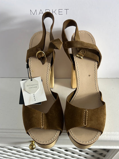 ZARA. Sandalia plataforma madera tachuelas. T 40